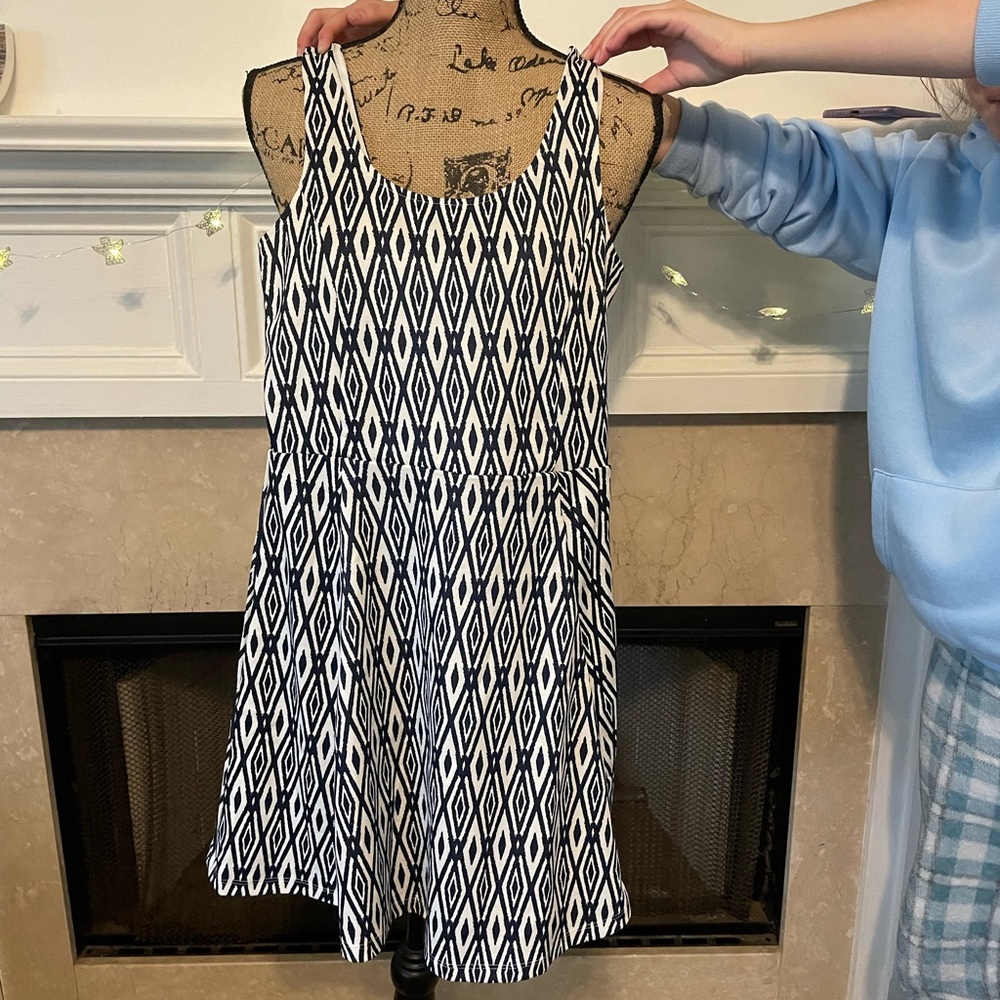 Never worn Divided by H&M navy and white flare dress. Size 6. Fits like a Small.